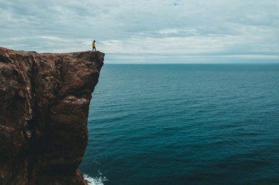 <p>Embora fascinantes e visualmente impressionantes, as falésias são ambientes naturalmente perigosos, com riscos como quedas, desmoronamentos e ventos fortes. Por isso, exigem atenção constante e cuidado redobrado de quem as visita.</p>
 -  (crédito: Erik Mclean Unsplash)