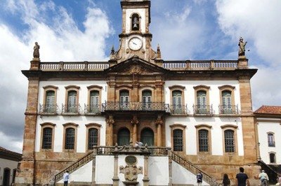 <p>Museu da Inconfidência (Ouro Preto-MG): Edificado entre 1785 e 1855, foi a antiga Casa de Câmara e Cadeia. Mantém a memória do período histórico da Inconfidência, com documentos políticos e jurídicos, obras de arte barroca, partituras musicais da época e peças relacionadas ao Ciclo do Ouro.</p>
 -  (crédito: Ricardo André Franz - Wikimédia Commons)