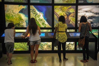 <p>O Brasil possui museus espetaculares que unem a preservação da memória, o conhecimento da história e uma alternativa de diversão para adultos e crianças. São espaços em que o conhecimento se une ao entretenimento para passeios especiais. Veja alguns muito importantes no país. Começando por um museu que está em recuperação, contando com a torcida de todos por sua reabertura.</p>
 -  (crédito: Tomaz Silva - Agência Brasil 
Wikipédia Commons)