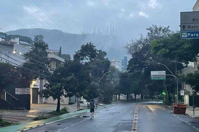 Sabado amanheceu chuvoso em Belo Horizonte, mas mesmo assim algumas pessoas arriscaram correr na Avenida Benadeirantes. Clima deve ficar firme domingo -  (crédito: Mateus Parreiras/EM/D.A.Press)