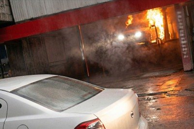 carro que estava no interior do centro automotivo para reparos acabou tomado pelas chamas que atingiram tambem equipamentos e o estabelecimento no Bairro Guarani  -  (crédito: Reproduçao)