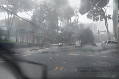 Poste com transformador de energia caiu na Rua Vit&oacute;rio Mar&ccedil;ola, em frente ao Col&eacute;gio Arnaldo -  (crédito: Olavo Lacerda/Divulga&ccedil;&atilde;o)