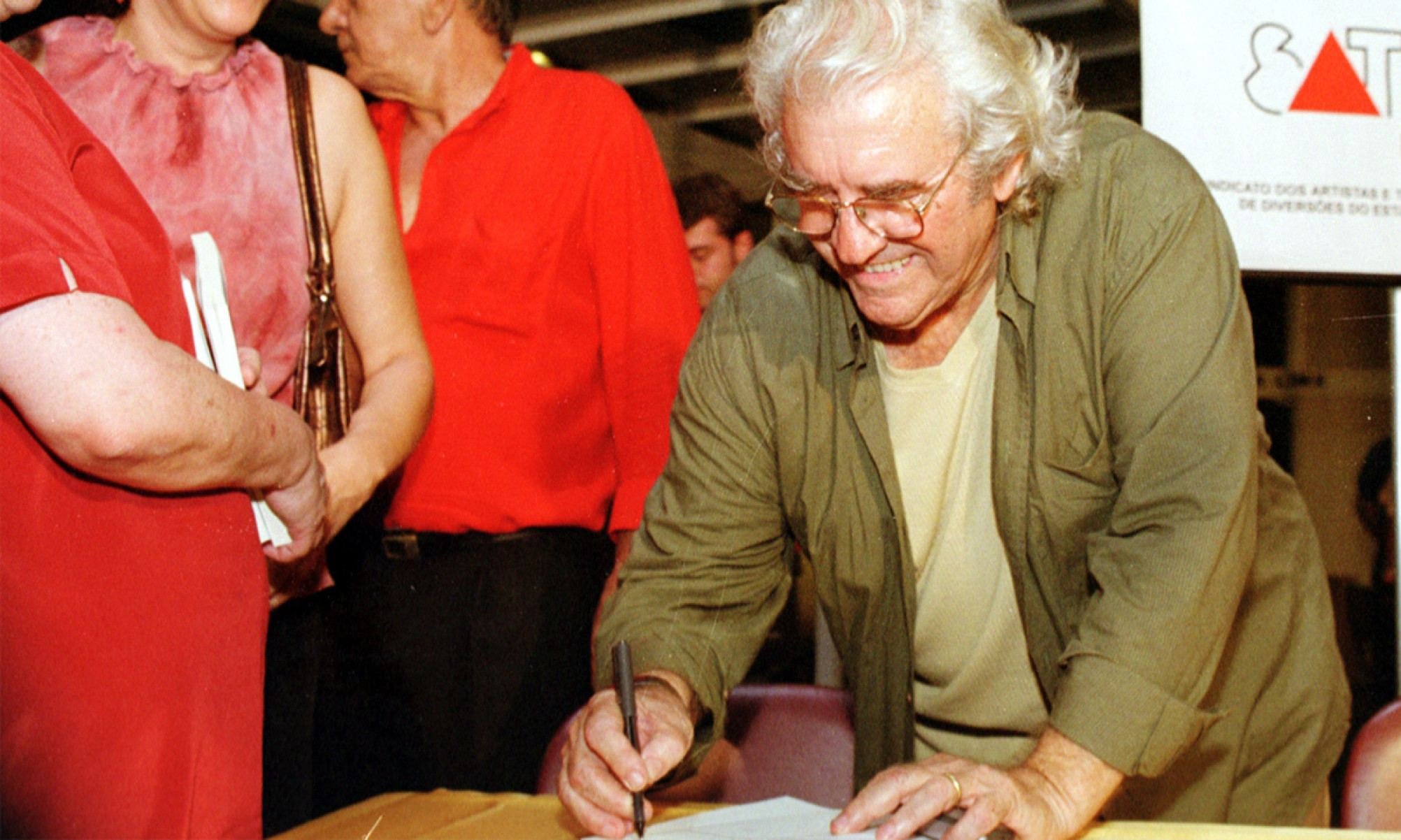 Juca de Oliveira autografa livro no lançamento da coleção 