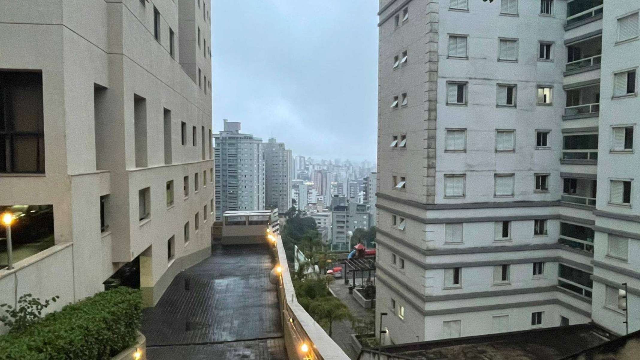 Mais de dois ter&ccedil;os de Minas Gerais esta sob alerta de tempestades segundo a meteorologia. Em Belo Horizonte (foto), chuva da manha de sabado pode se repetir