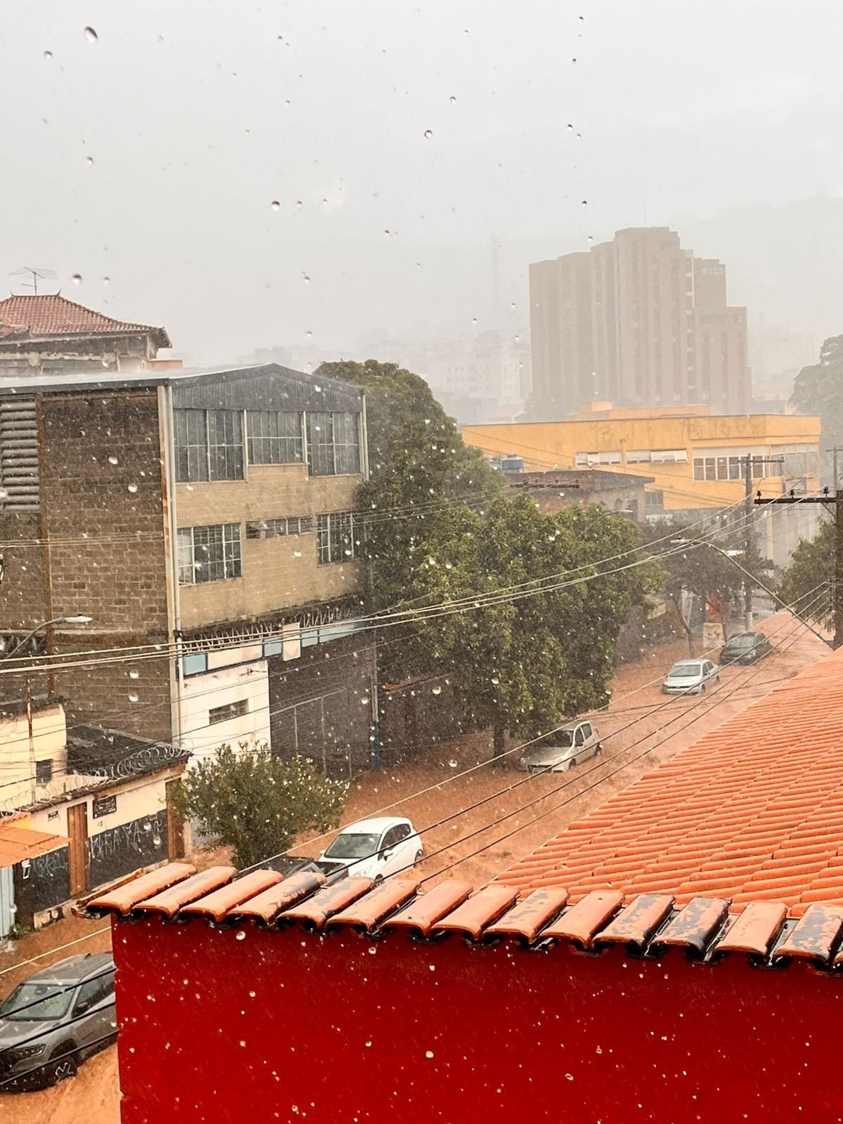 Carros se arriscam na Avenida Mem de S&aacute; alagada-Yanaki Herrera/Divulga&ccedil;&atilde;o