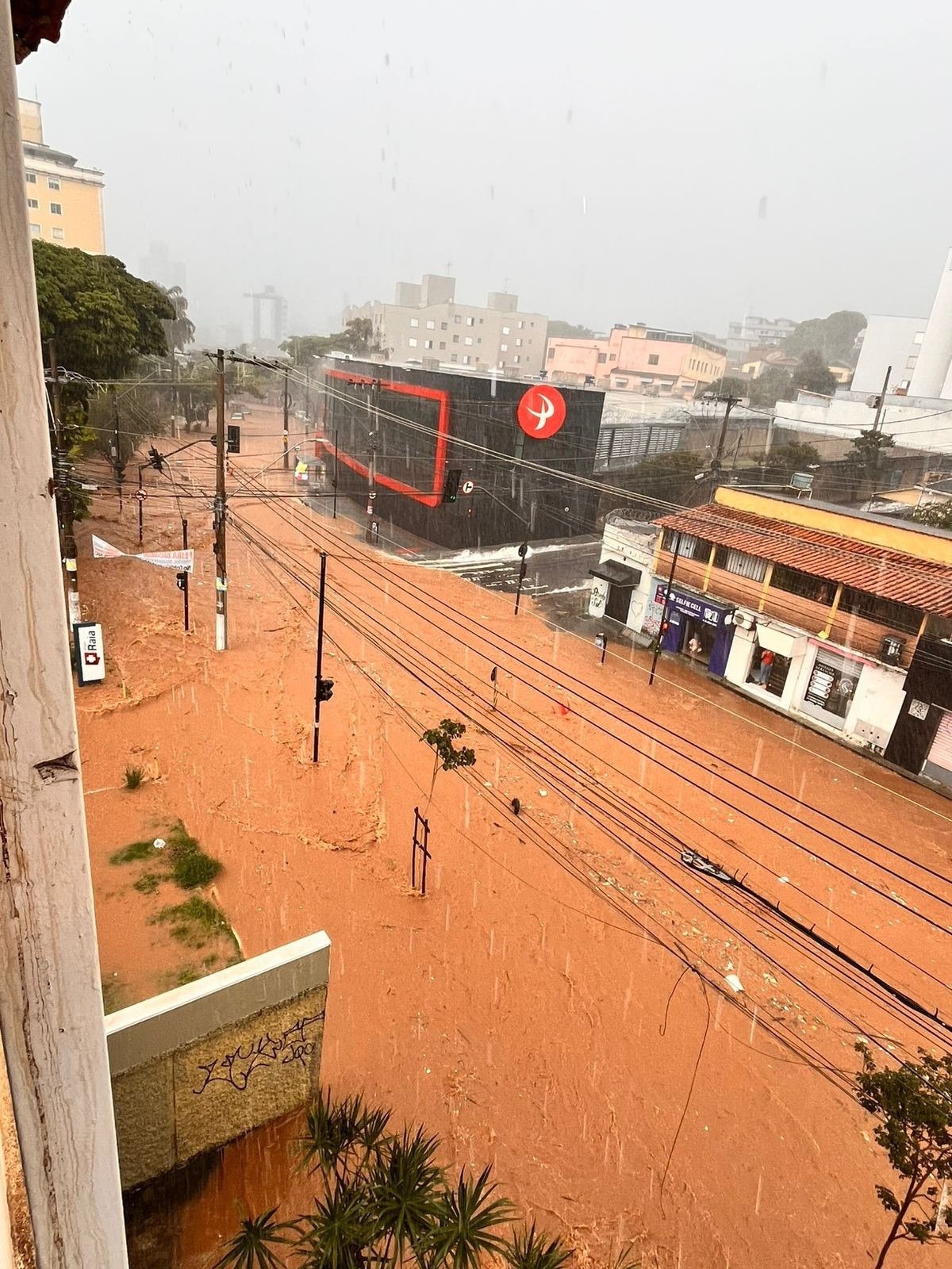 Avenida Mem de S&aacute; foi tomada pela &aacute;gua com colora&ccedil;&atilde;o de terra-Yanaki Herrera/Divulga&ccedil;&atilde;o