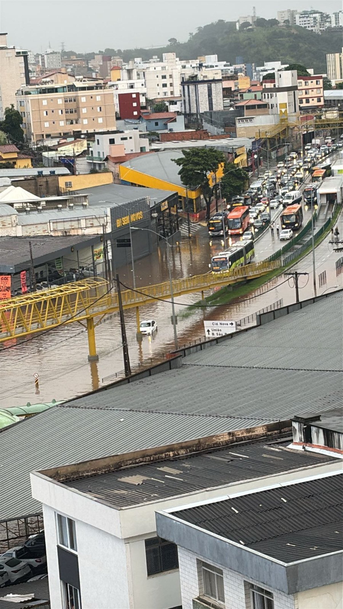 A chuva tamb&eacute;m castigou o cruzamento da Rua Professor Pimenta da Veiga com Av. Cristiano Machado, no Cidade Nova-Gabriel Felice/EM/D.A Press