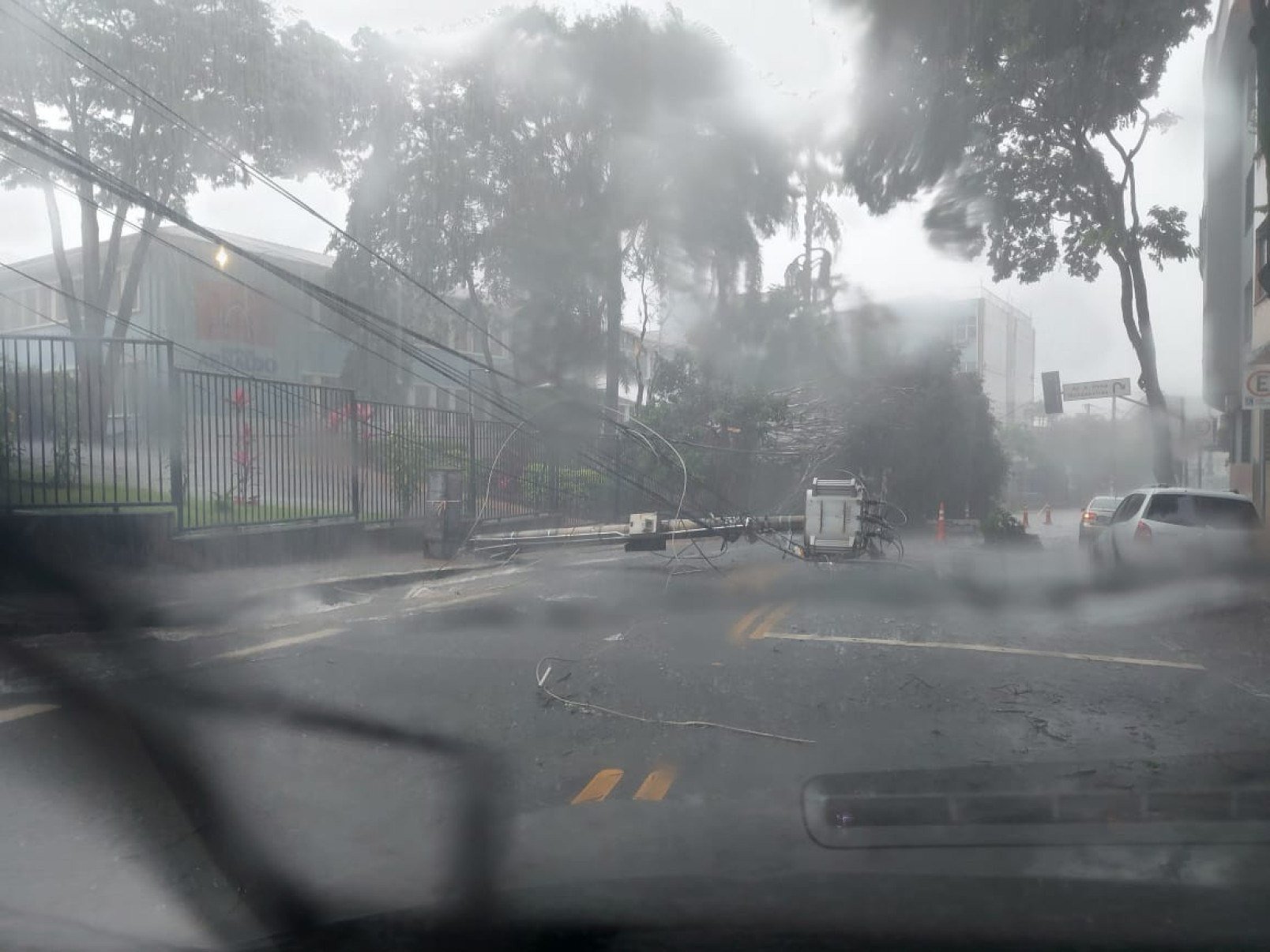 Poste com transformador de energia caiu na Rua Vit&oacute;rio Mar&ccedil;ola, em frente ao Col&eacute;gio Arnaldo-Olavo Lacerda/Divulga&ccedil;&atilde;o