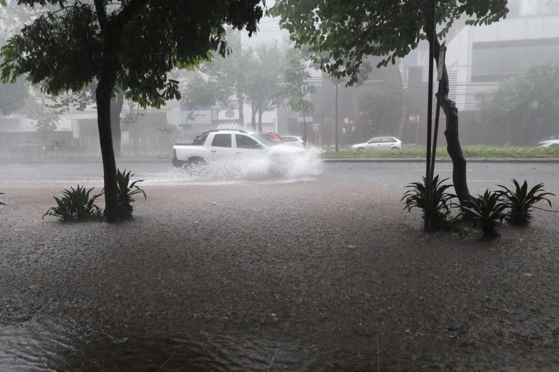 Carro se arrisca na Av. Get&uacute;lio Vargas, perto do cruzamento da Av. Afonso Pena-Marcos Vieira/EM/D.A Press