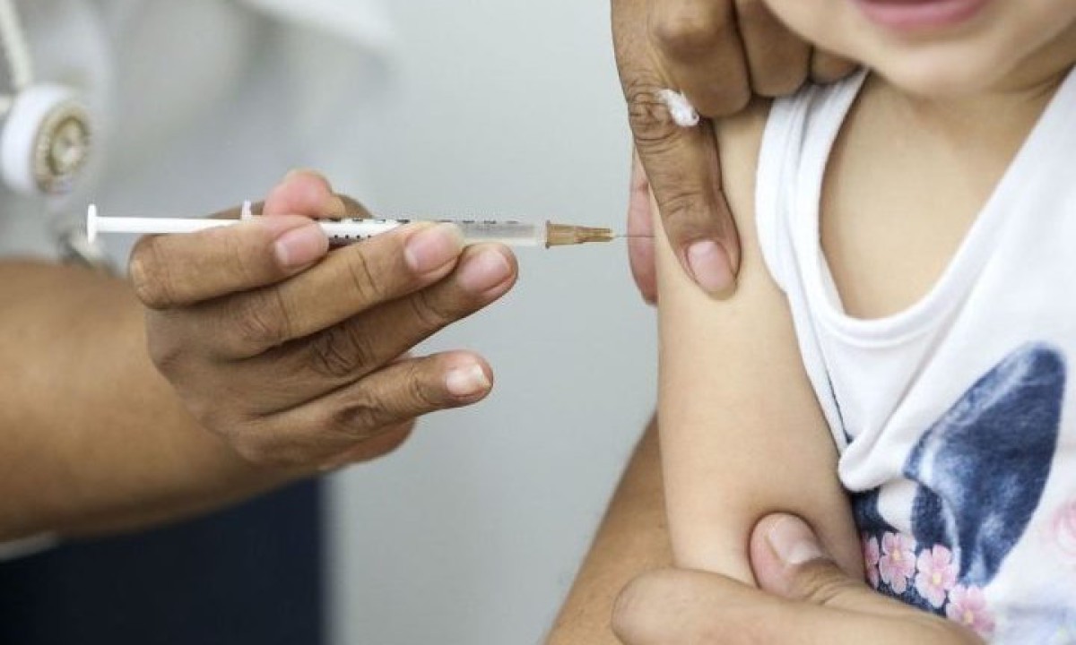 <p>Esta vacina deixa uma cicatriz característica e eterna: uma bolinha no braço direito. Ela também protege contra a hanseníase, popularmente conhecida como lepra.</p>
- (crédito: Marcelo Camargo/Agência Brasil)