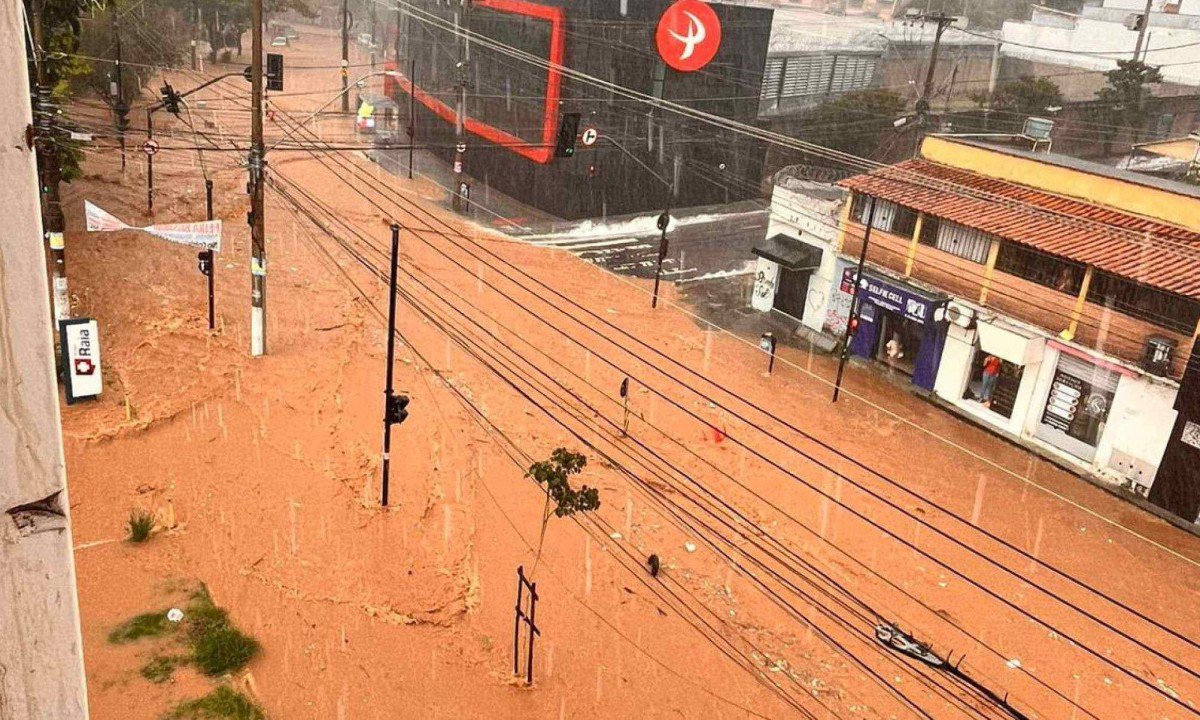 Avenida mem de S&aacute; alagada depois de temporais que devastaram Belo Horizonte matando uma pessoa  no Horto