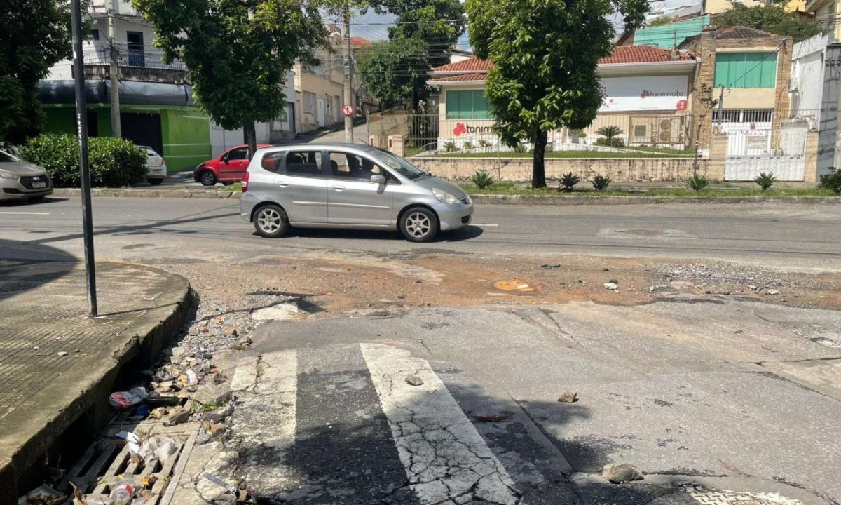 Vias como a Rua General Carneiro se tornaram cachoeiras arrancando parte do asfalto e levando detritos para a Silviano Brand&atilde;o