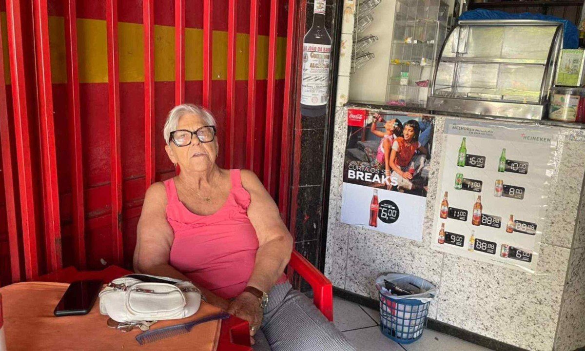 Dona de bar, Maria C&acirc;ndida Bitencourt afirma que lixo deixado nas ruas ajuda a entopir as drenagens e a inundar a Avenida Silviano Brand&atilde;o com as chuvas
