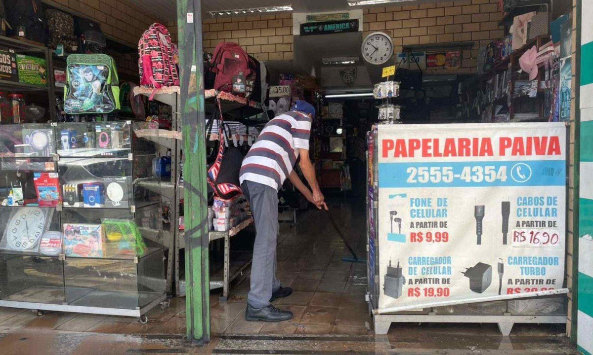 Limpeza de lojas e de resid&ecirc;ncias na Avenida Silviano Brand&atilde;o ocorreu sob desconfian&ccedil;a de novas enxurradas