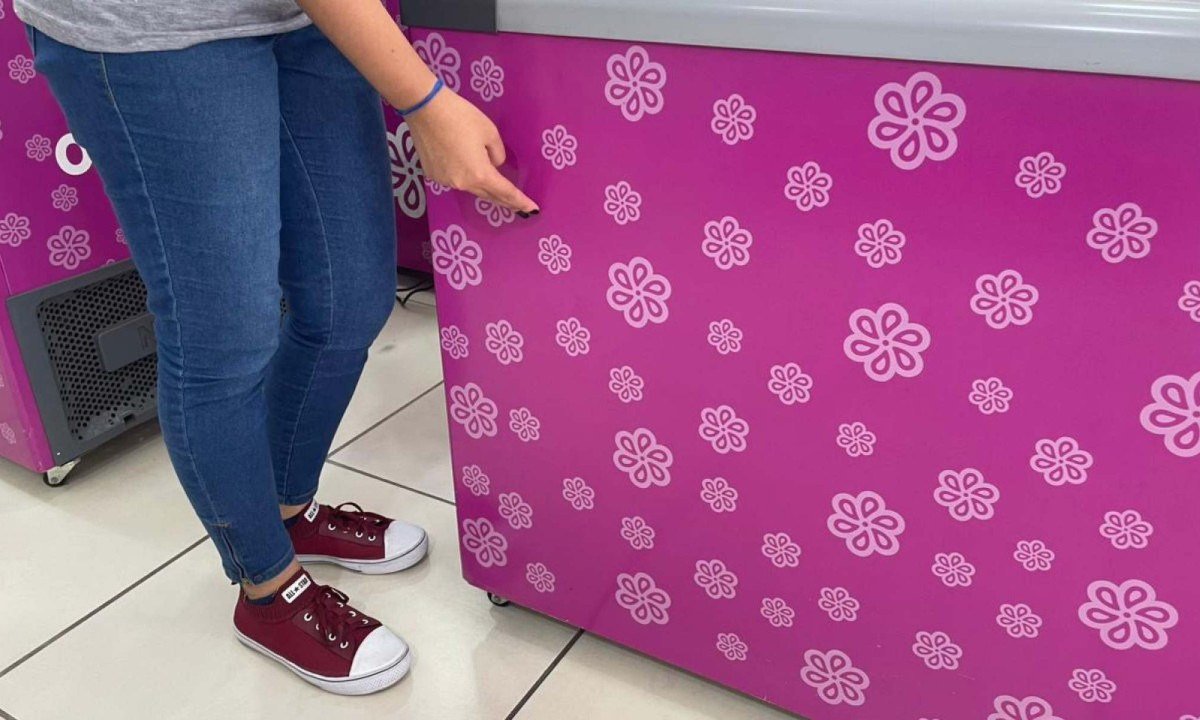 &Aacute;gua e lama das enxurradas chegaram a tr~es palmos de altura em sorveteria na Avenda Silviano Brand&atilde;o