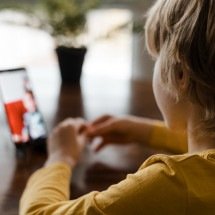 "Mais conectados ou mais distantes?": vídeo debate sobre infância de hoje   - FreePik