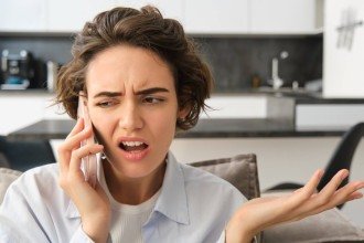 Mulher indignada em conversa telefônica: clientes estão sendo negligenciados no atendimento digital de muitas empresas -  (crédito: freepik)