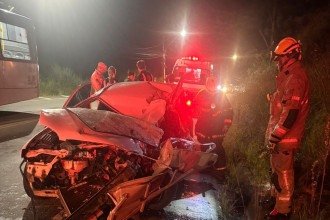 O carro ficou destruído após a batida  -  (crédito: CBMMG/Divulgação)