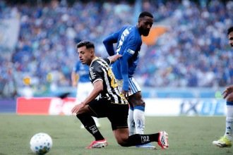 Meio-campistas Gabriel Menino (E) e Gerson disputam a  bola no Mineirão, no empate sem gols entre  Raposa e Peixe -  (crédito: Gustavo Martins/Cruzeiro)