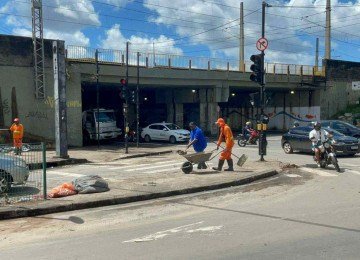 Garis e agentes da Prefeitura de BH limpam ruas, passeios e canteiros centrais removendo lama, detritos e lixo da Avenida Silviano Brandão -  (crédito: Mateus Parreiras/EM/D.A.Press)