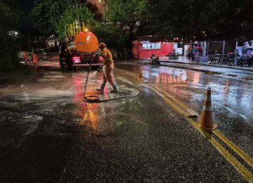Equipes de limpeza da SLU fazem raspagem da lama e rcolhimento de lixo, detritos e peda&ccedil;os de &aacute;rvores que ca&iacute;ram com a tempestade -  (crédito: PBH Divulga&ccedil;&atilde;o)