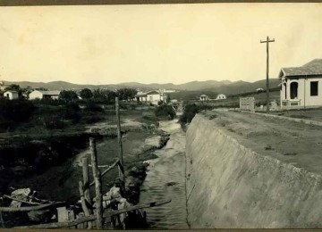 Serviço de canalização do Córrego do Leitão, entre 1926 e 1929, na Rua São Paulo. Feita a partir da Avenida Augusto de Lima, a foto mostra Serra do Curral ao fundo -  (crédito: GINES GEA RIBERA/ARQUIVO PÚBLICO MINEIRO/FUNDO OLEGÁRIO MACIEL)