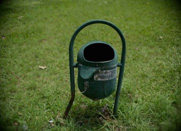 Há pessoas que descartam o lixo nas ruas e ignoram a presença de lixeiras, o local adequado para descartes
 -  (crédito: Leandro Couri/EM/D.A.Press)