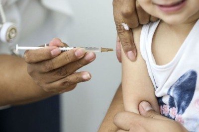 <p>Esta vacina deixa uma cicatriz característica e eterna: uma bolinha no braço direito. Ela também protege contra a hanseníase, popularmente conhecida como lepra.</p>
 -  (crédito: Marcelo Camargo/Agência Brasil)