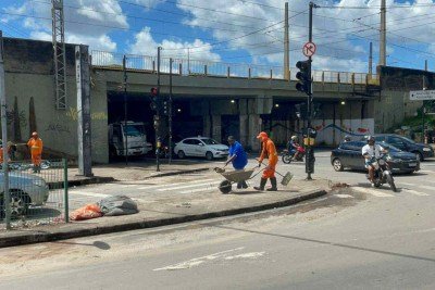 Garis e agentes da Prefeitura de BH limpam ruas, passeios e canteiros centrais removendo lama, detritos e lixo da Avenida Silviano Brandão -  (crédito: Mateus Parreiras/EM/D.A.Press)