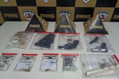 Armas e itens encontrados pela Polícia Militar, na casa do suspeito da morte do amigo  -  (crédito: PMMG/Divulgação )