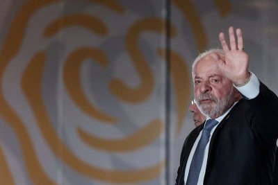 Lula acena com braço esquerdo levantado em cerimônia da CELAC, na Colômbia -  (crédito: Luisa Gonzalez/Reuters/Folhapress)