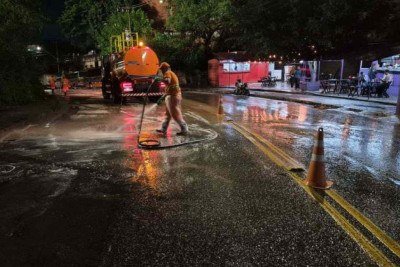 Equipes de limpeza da SLU fazem raspagem da lama e rcolhimento de lixo, detritos e peda&ccedil;os de &aacute;rvores que ca&iacute;ram com a tempestade -  (crédito: PBH Divulga&ccedil;&atilde;o)