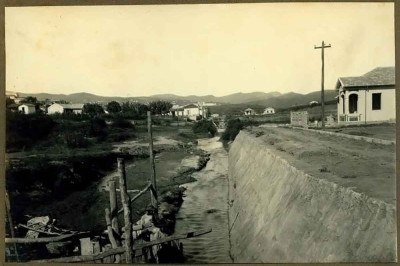 Serviço de canalização do Córrego do Leitão, entre 1926 e 1929, na Rua São Paulo. Feita a partir da Avenida Augusto de Lima, a foto mostra Serra do Curral ao fundo -  (crédito: GINES GEA RIBERA/ARQUIVO PÚBLICO MINEIRO/FUNDO OLEGÁRIO MACIEL)