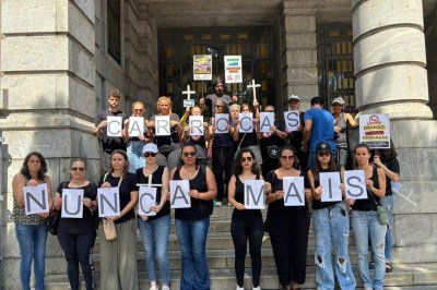 Manifestantes reunidos na porta da Prefeitura de BH, neste domingo (22/3) -  (crédito: MMDA/Divulgação )