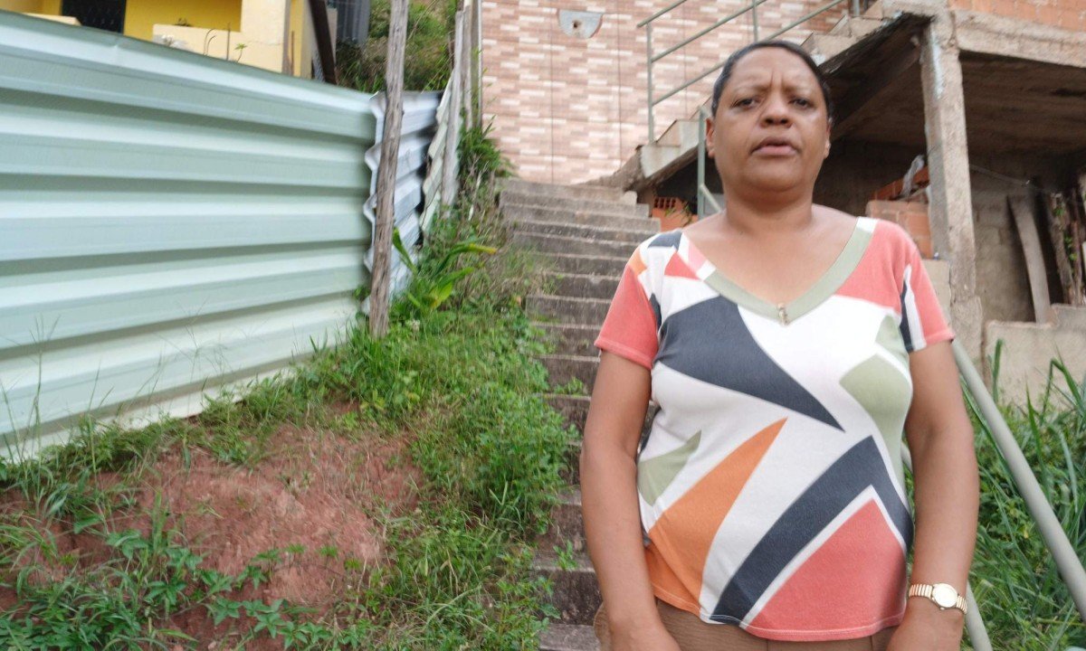 Andréia Maria do Carmo na frente de sua casa, que ficou comprometida após deslizamento de terra
    -Bruno Luis Barros/EM/DA. Press