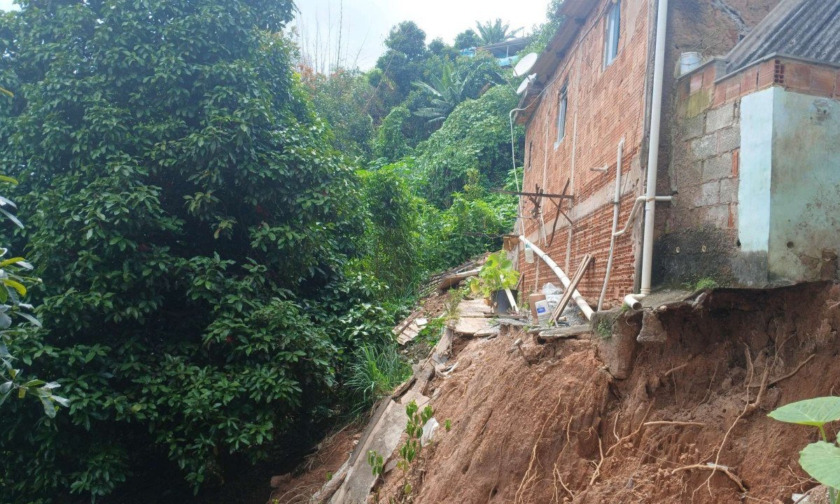 Casa de grande porte est&aacute; &agrave; beira de um barranco, com parte da estrutura suspensa. Caso desabe, a resid&ecirc;ncia da fot&oacute;grafa Jacqueline Campos ser&aacute; a primeira atingida