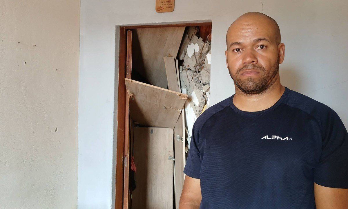 O porteiro David Fernandes Xavier, de 40, teve a casa invadida pela lama. Um dos quartos foi completamente soterrado, justamente onde dormiam seus filhos pequenos-Bruno Luis Barros/EM/DA. Press