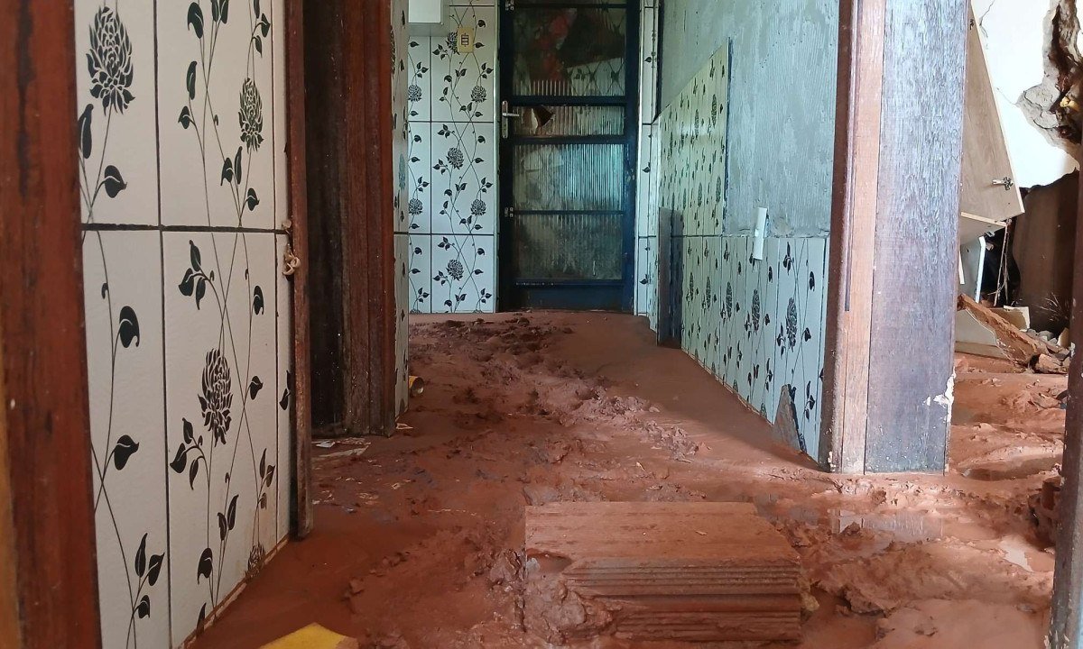 Interior da casa de David Fernandes Xavier. Imóvel foi tomado pela lama-Bruno Luis Barros/EM/DA. Press