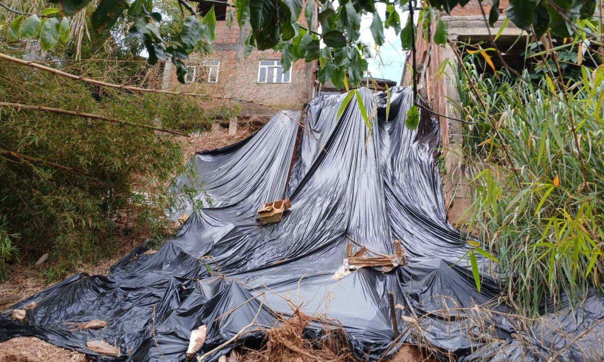 Deslizamento na Rua S&atilde;o Pancr&aacute;cio, no Bairro Nossa Senhora Aparecida,  amea&ccedil;a conjunto de cinco casas, incluindo a da moradora C&iacute;ntia Rosalina Barbosa Vianna, na rua S&atilde;o Tarc&iacute;sio     