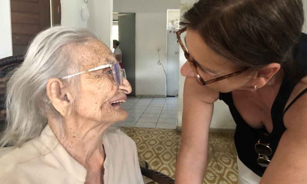 Elizabeth Teixeira, vi&uacute;va do agricultor Jo&atilde;o Pedro Teixeira, morto em 1962, e Stela Grisotti, diretora da s&eacute;rie