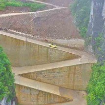 Rodovia em zigue-zague na China une perigo e beleza da paisagem -  Reprodução do Youtube Canal Qingyunji