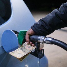 Preço do petróleo cai mais de 10% após declarações de Trump sobre negociações com o Irã - ZINYANGE AUNTONY / AFP