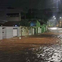 Chuva em Itabira causa alagamentos, quedas de árvores e alaga prefeitura - Redes sociais/Reprodu&ccedil;&atilde;o