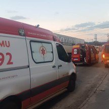 Motociclista morre ao colidir com caminhão e ser atropelado em Contagem - Corpo de Bombeiros/Reprodução