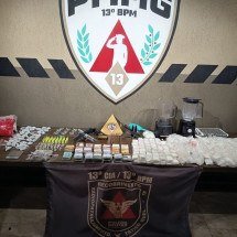 Homens são presos com mais de 6 mil papelotes de cocaína, armas e R$ 24 mil - PMMG/Reprodução