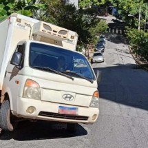 BH: motorista não consegue subir morro e veículo fica com roda suspensa - CBMMG