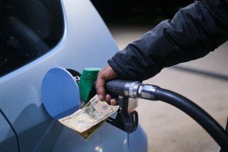 Frentista abastece carro no Zimbabwe; guerra no Irã afetou preços dos combustíveis mundo afora -  (crédito: ZINYANGE AUNTONY / AFP)