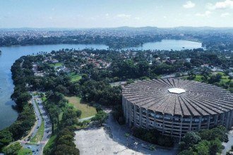 Imagem feita por drone mostra o Mineirinho e a Lagoa da Pampulha, em Belo Horizonte -  (crédito: Leandro Couri/EM)