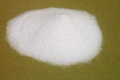 <p>O bicarbonato de sódio é um composto alcalino que tem um grande número de aplicações no dia a dia. Ele serve tanto para cuidados pessoais quanto para tarefas domésticas.</p>
 -  (crédito: Thavox/Wikimédia Commons)