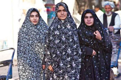 <p>As roupas das mulheres em países muçulmanos estão  ligadas a tradições religiosas e culturais, variando conforme a região. Muitas vezes, essas roupas simbolizam modéstia, fé e identidade, mas também podem ser vistas como imposições.</p>
 -  (crédito:  Domínio Público/Wikimedia Commons)